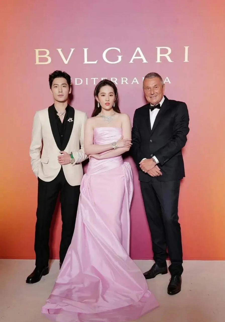 杨洋他发腮得好明显啊  杨洋这张乍看竟然莫名像肖战icon,被粉丝们奉