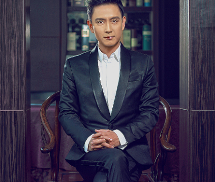 《扫毒3》热映引网友关注,60岁谢君豪参加女儿毕业典礼引热议!