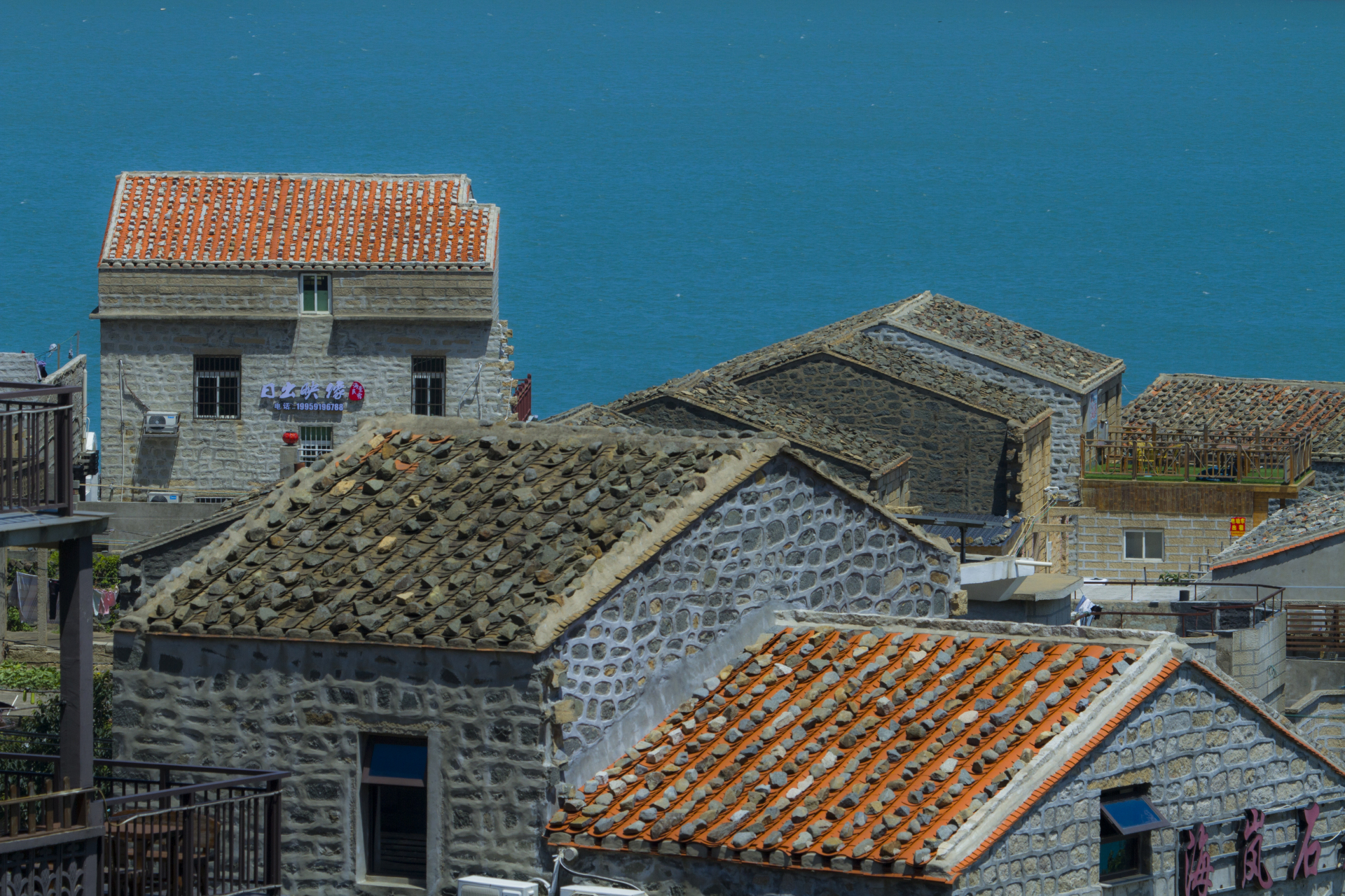 福建平潭岛传统民居～石头厝 为适应气候与地形特点,当地居民顺应自然