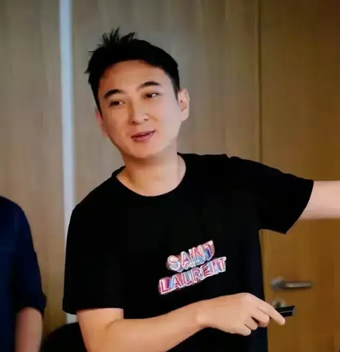 王思聪那些年的发型,留长发,文艺范十足,留短发,放飞自我