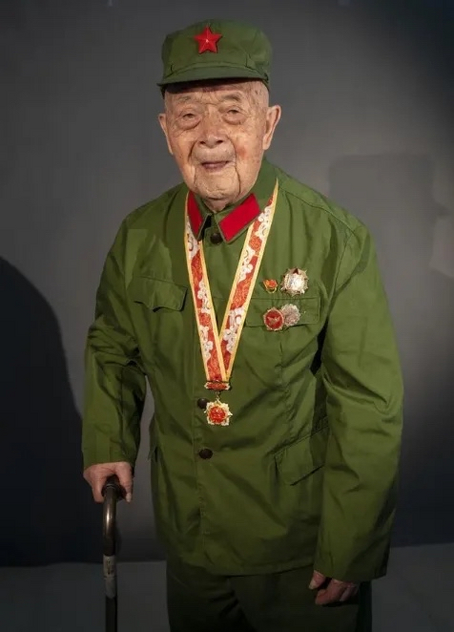 [太阳]1952年,上甘岭战役中,志愿军战士蒋成一个人