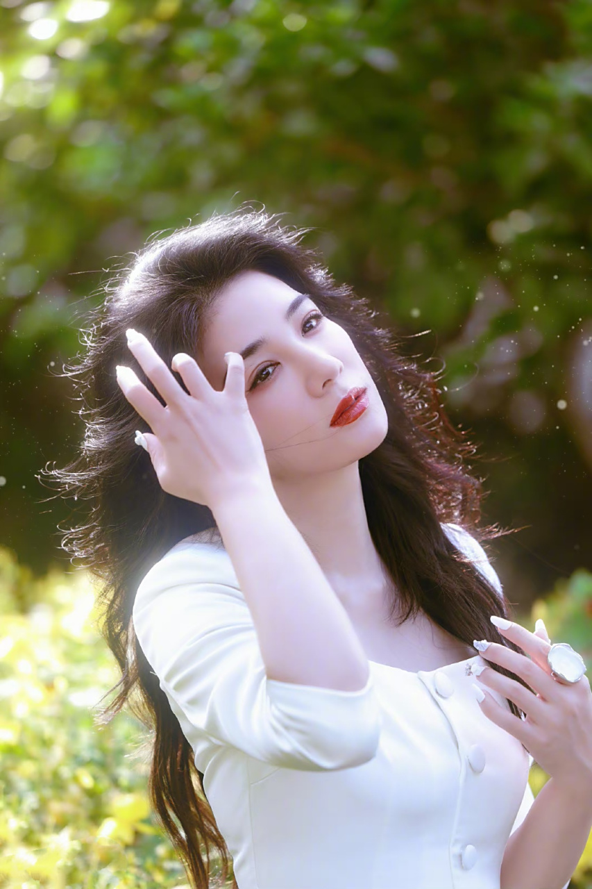 白皙细嫩的肩颈线,性感妩媚,风情万种