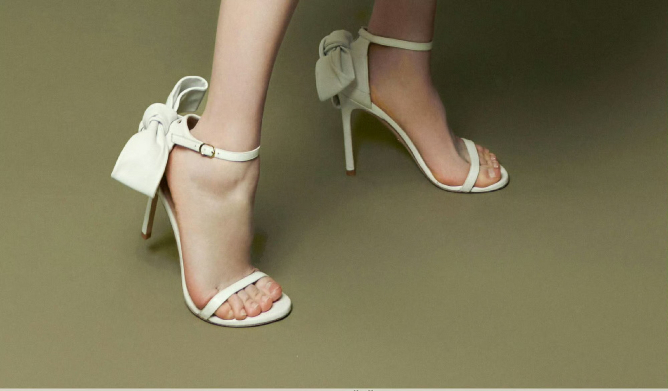 杨紫 一字带高跟凉鞋[爱你][爱你] #杨紫