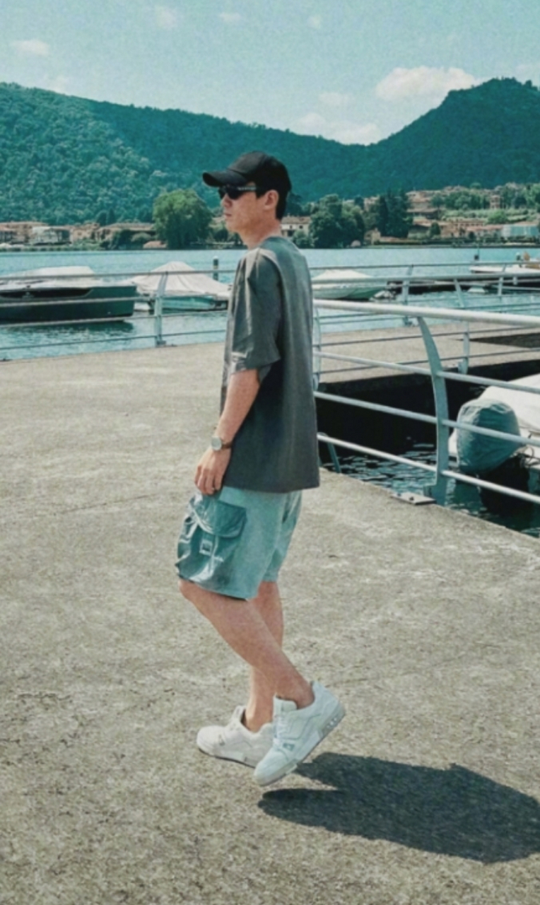 朱一龙立秋背影照,温暖的大帅哥#立秋