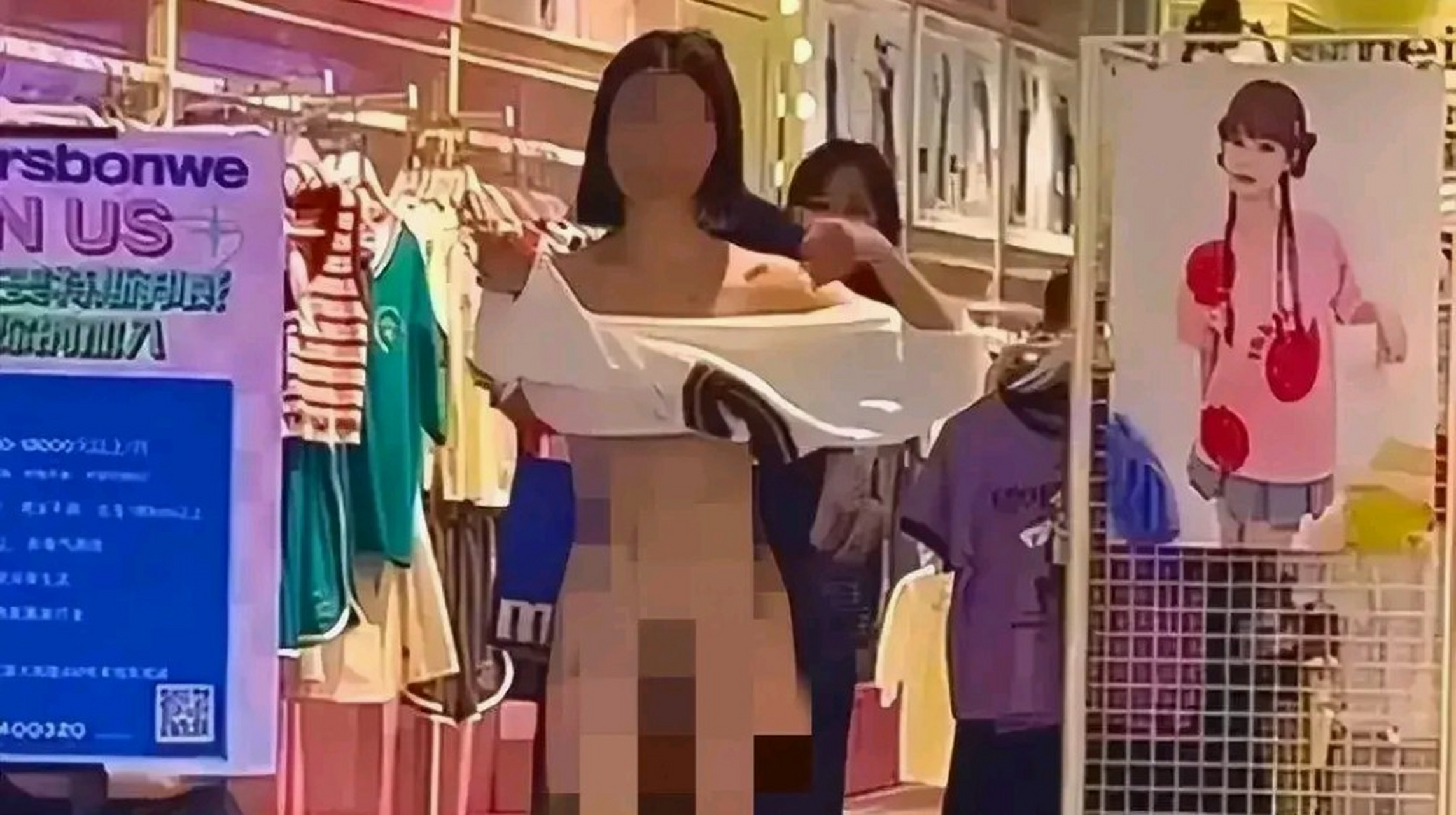 近日,长沙五一广场,一位女子脱光衣服,裸体走上街头在人群中穿行,画面