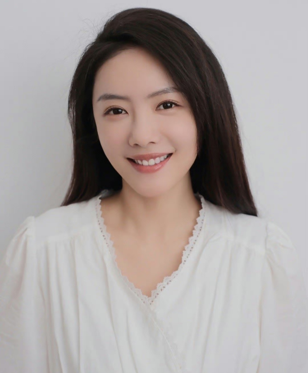 蔡文静晒纯白风格日常照,温婉可人的模样特别端庄,就是剧本里大家闺秀