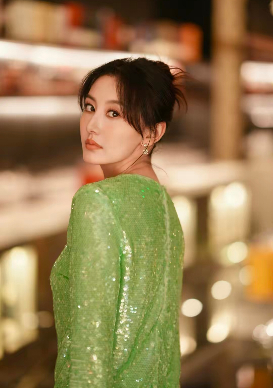 郭晓敏,因为是著名主持人李好的老婆而备受关注.