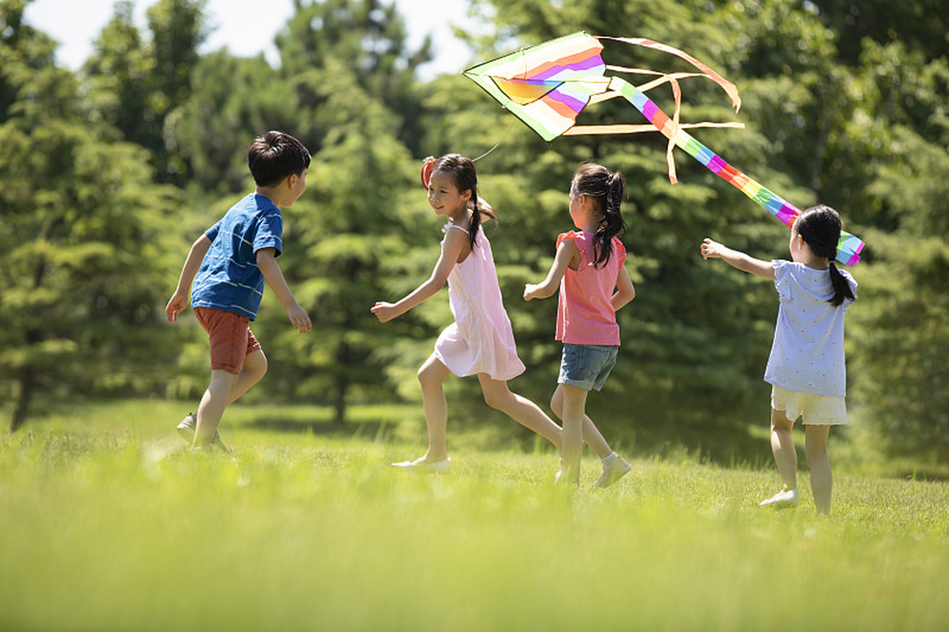 大家坐大巴车好开心呀……"她喋喋不休地跟我分享着这几小时的小欢喜