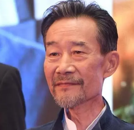 看完李雪健和周星驰的座驾后,才明白一个人越是缺乏什么