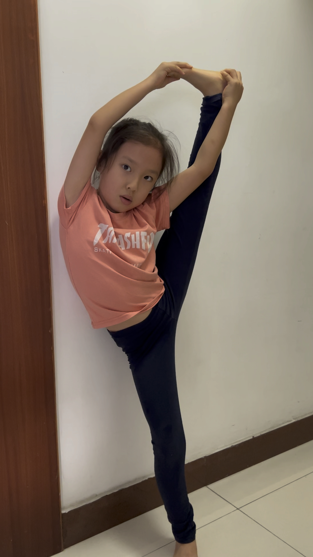 小姑娘新练习靠墙搬旁腿,做了很多次都没有做好,最后居然躺地上摆烂