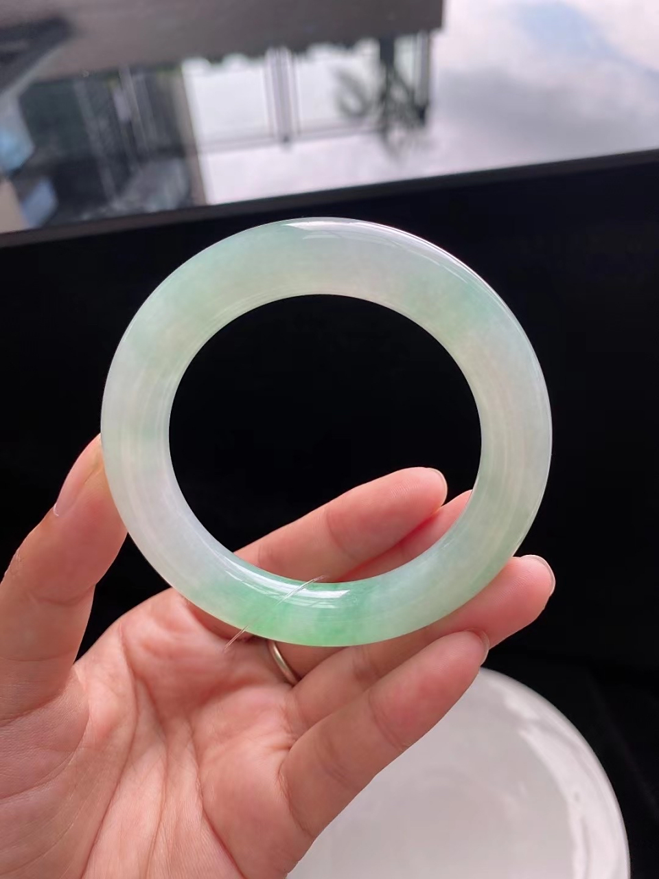 冰糯化葡萄肉晴绿底圆条手镯,玉质细腻莹润,条型圆润,果冻质感,胶感