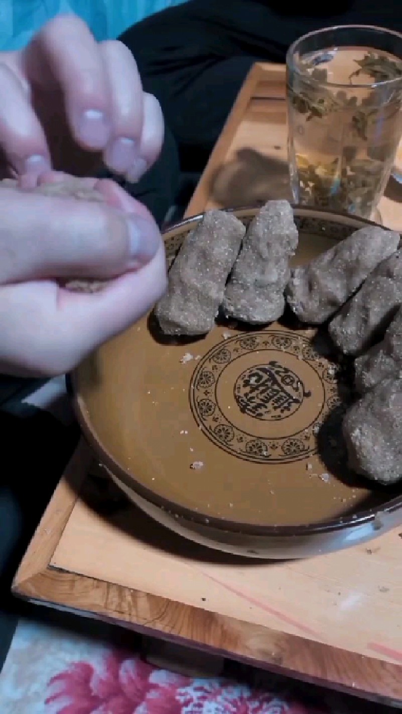 藏族人最爱吃的糌粑.虽然捏出来的样子不那么好看但特别好吃.-度小视