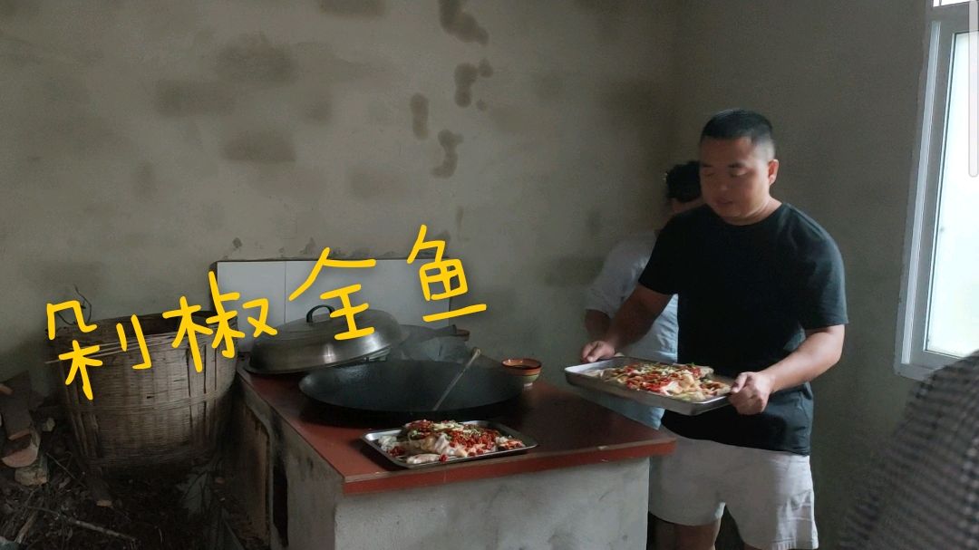 家里来客人,胖哥用妈妈做的剁椒酱做剁椒全鱼招待,那叫一个巴适