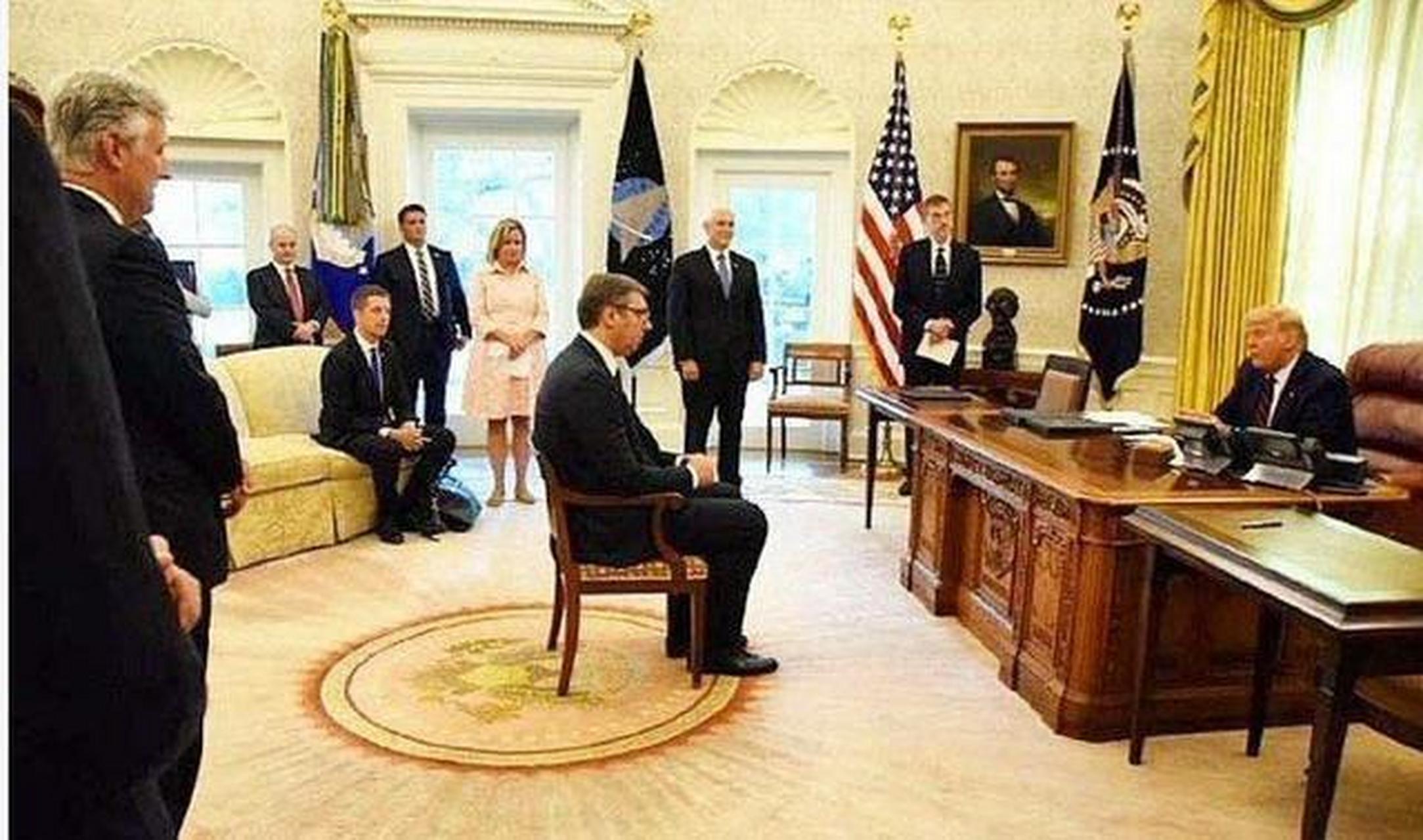 图一是塞尔维亚总统武契奇坐在白宫偌大会议室的小板凳上,这局面像极