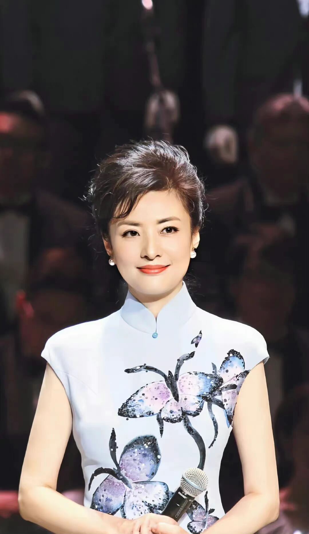 周涛的好身材藏不住,穿旗袍贵气又迷人,真不愧是"央视一姐"