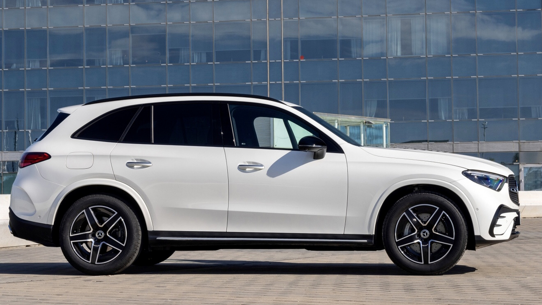 新款进口奔驰glc220d,神气的侧身,大气的前脸,犀利的后尾灯