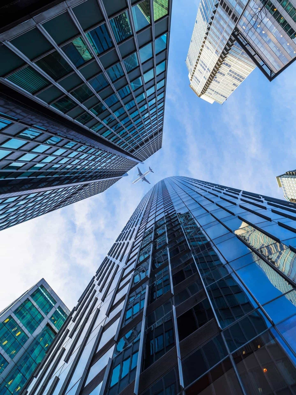 仰视拍摄,是将相机放在较低的角度,与水平线形成一定的仰角,这样的