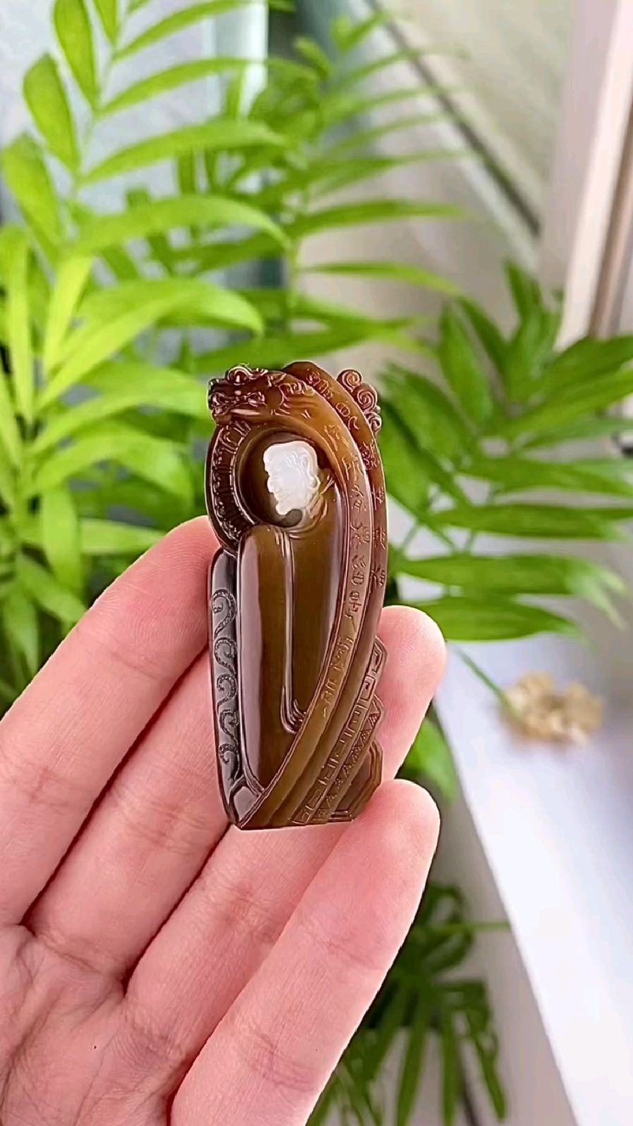 和田玉且末糖白玉挂件,玉质润泽细腻,糖色浓郁醇厚,温润馨香,极具性价