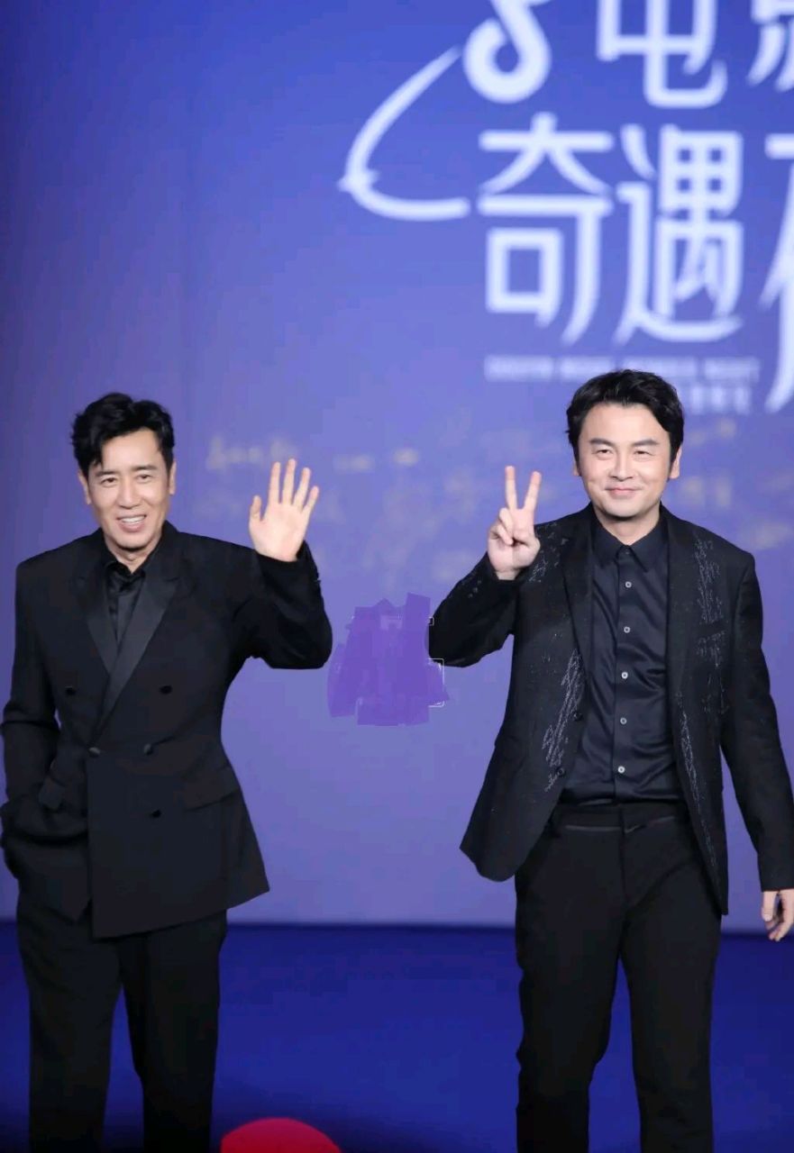 于和伟与雷佳音亮相上海,两位都穿了黑色的衣服,于和伟里面穿黑色衬衣