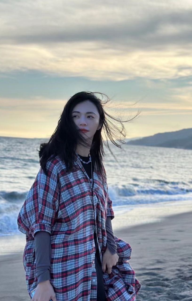 姚晨去海边看日出,早起怕冷特意穿了长袖,海风吹着长发飘扬,氛围很