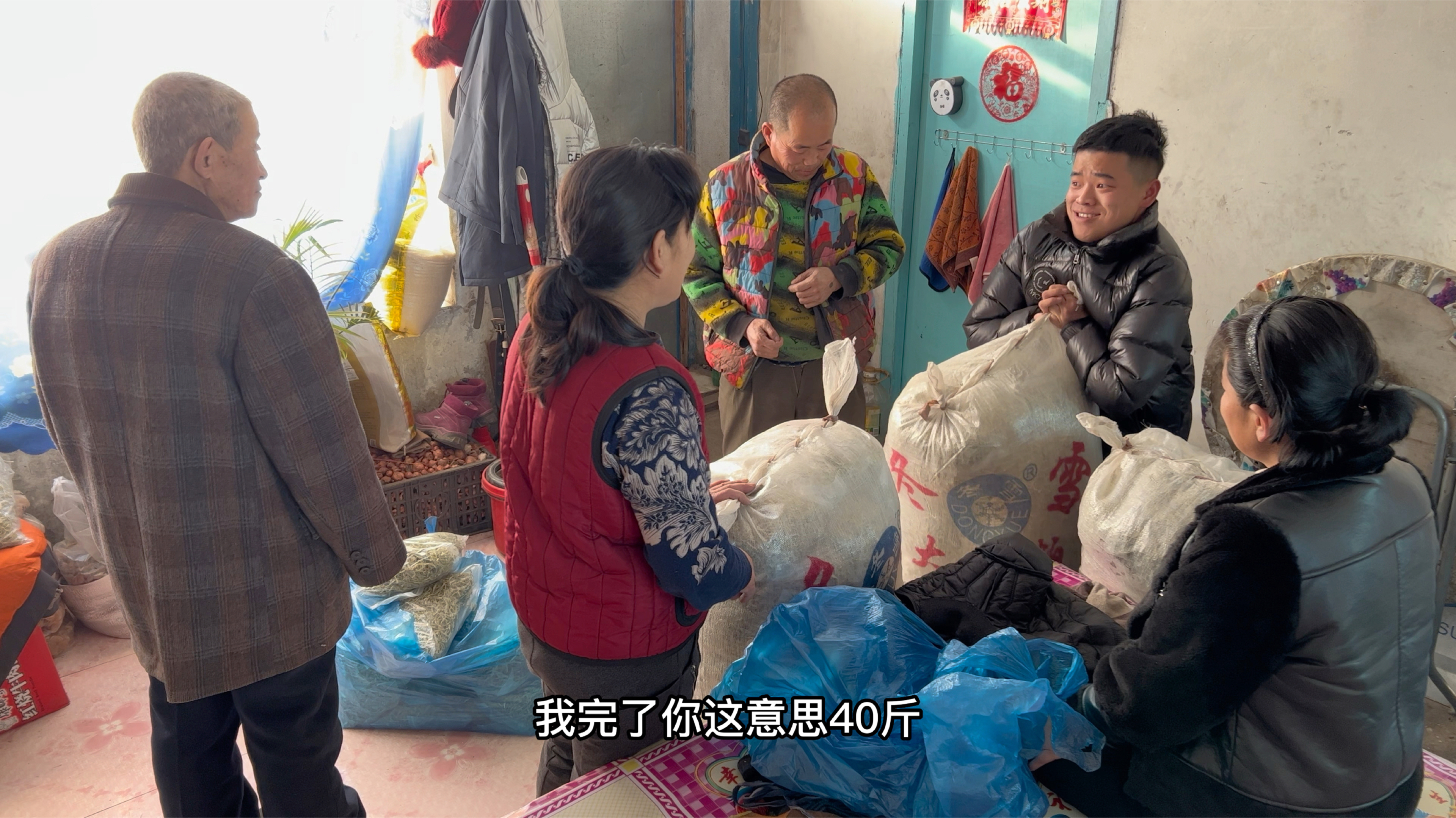 大姨去镇里邮东西,小强骑三轮车去送她,回来还不忘给老妈买吃的