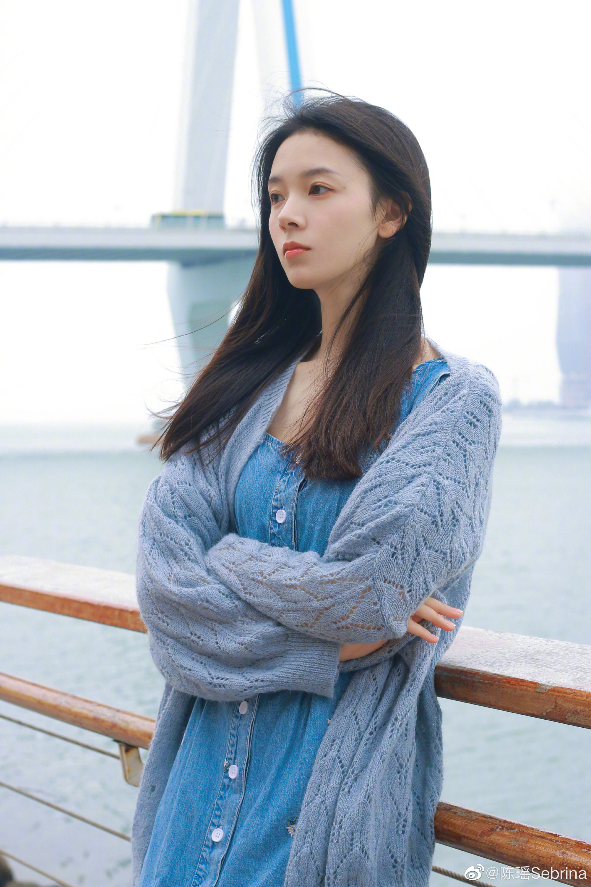 跟明星学穿搭:陈瑶杏色开衫毛衣,搭配白色半身裙,简直太文艺了