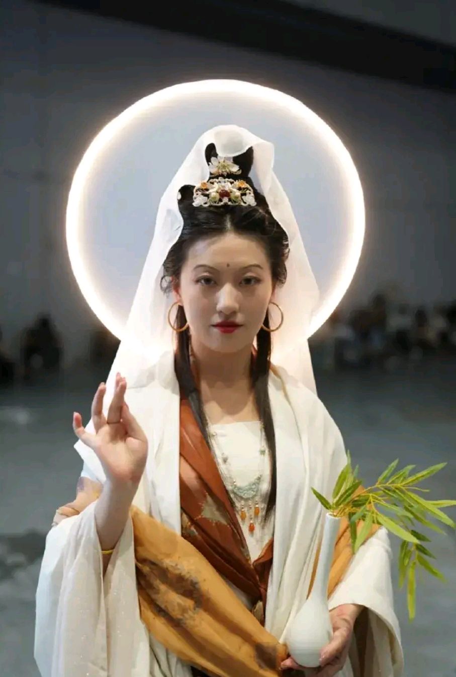 上海漫迷参拜观音菩萨,网友:我拜的才是真菩萨,你们拜的是手办