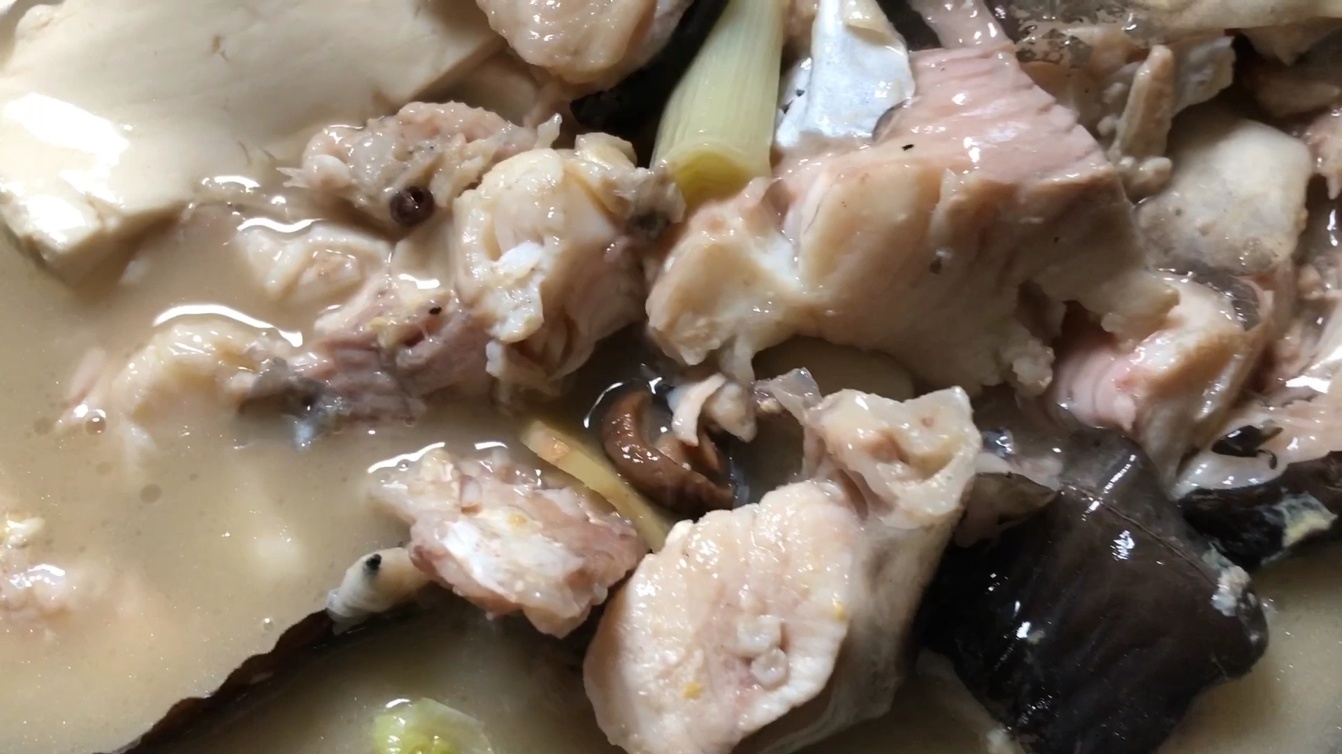 清炖清江鱼,做法简单,不用生抽、老抽、鸡精,汤鲜,肉香且肥美
