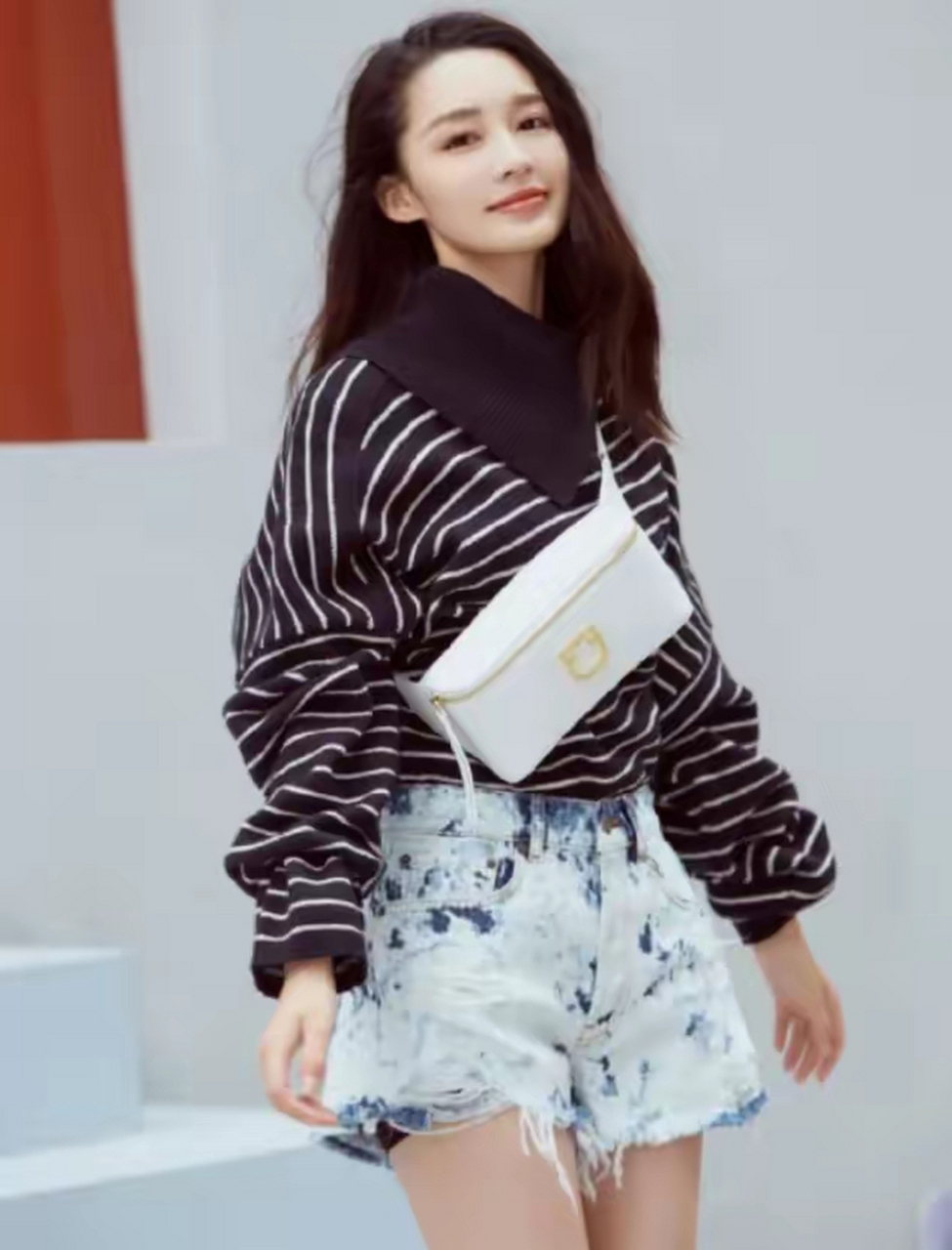 李沁又美出新高度,穿牛仔短裤秀美腿,网友:不愧是时尚  说到李沁,我们