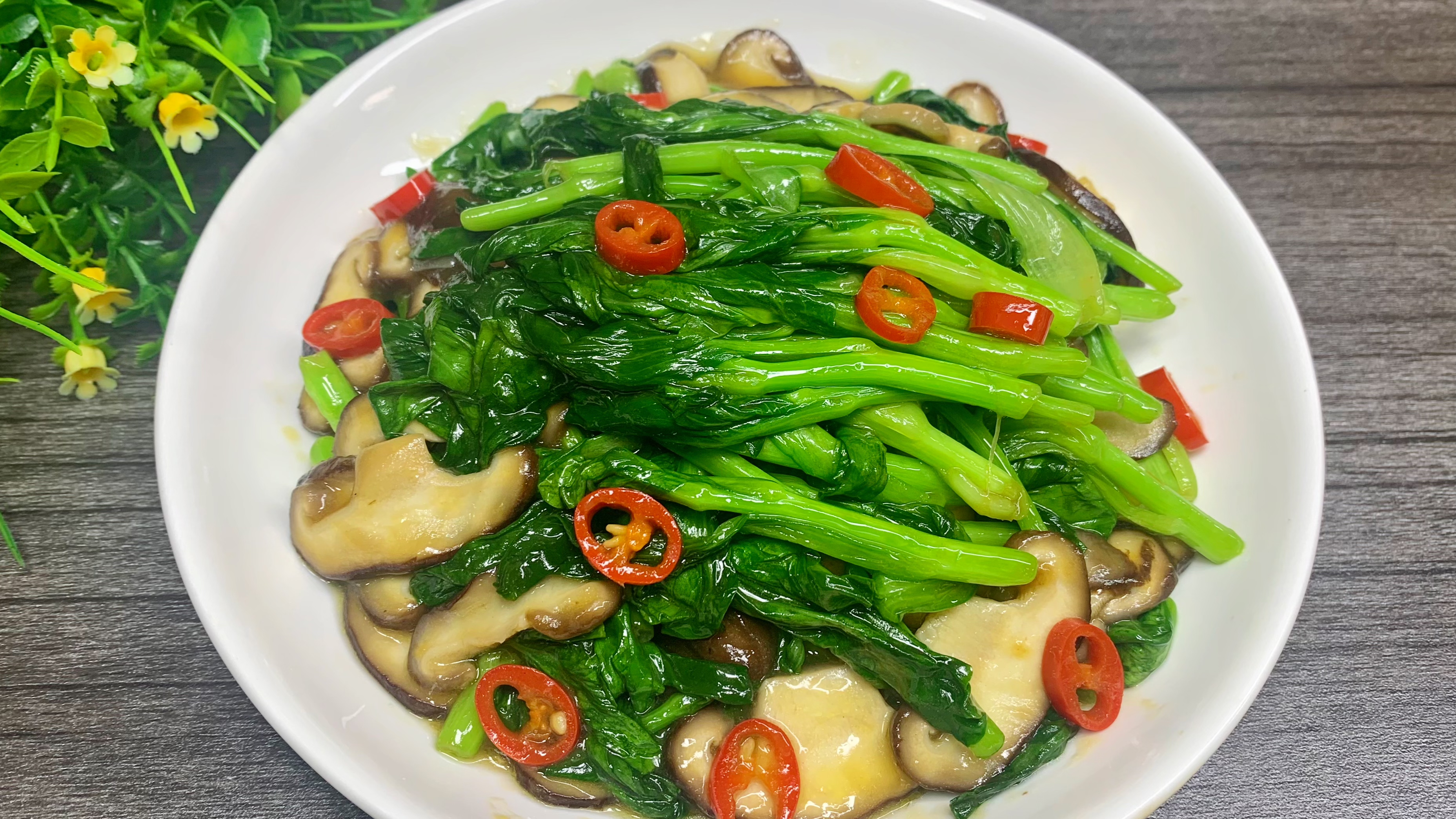 简单家常菜,香菇炒青菜这样做,清脆爽口又入味,营养丰富又好吃