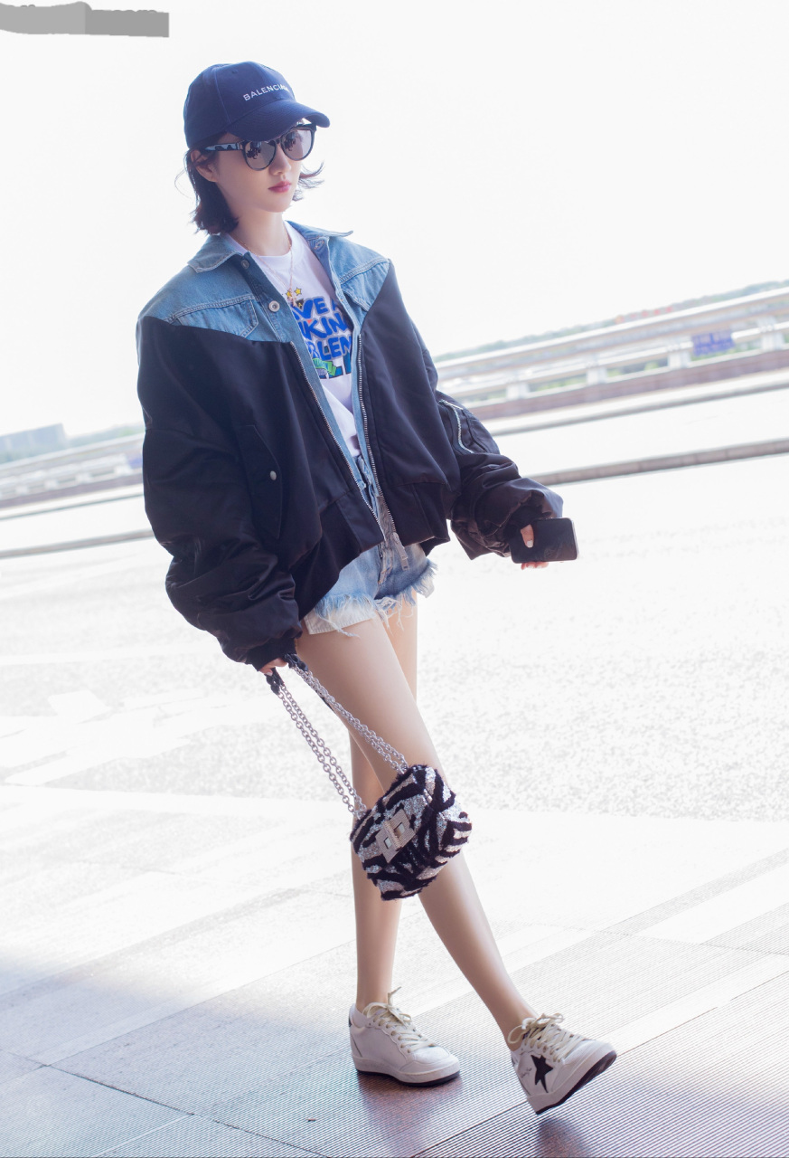 景甜机场牛仔短裤简约衣着出行,两条漂亮美腿笔直白皙#明星生图大赏