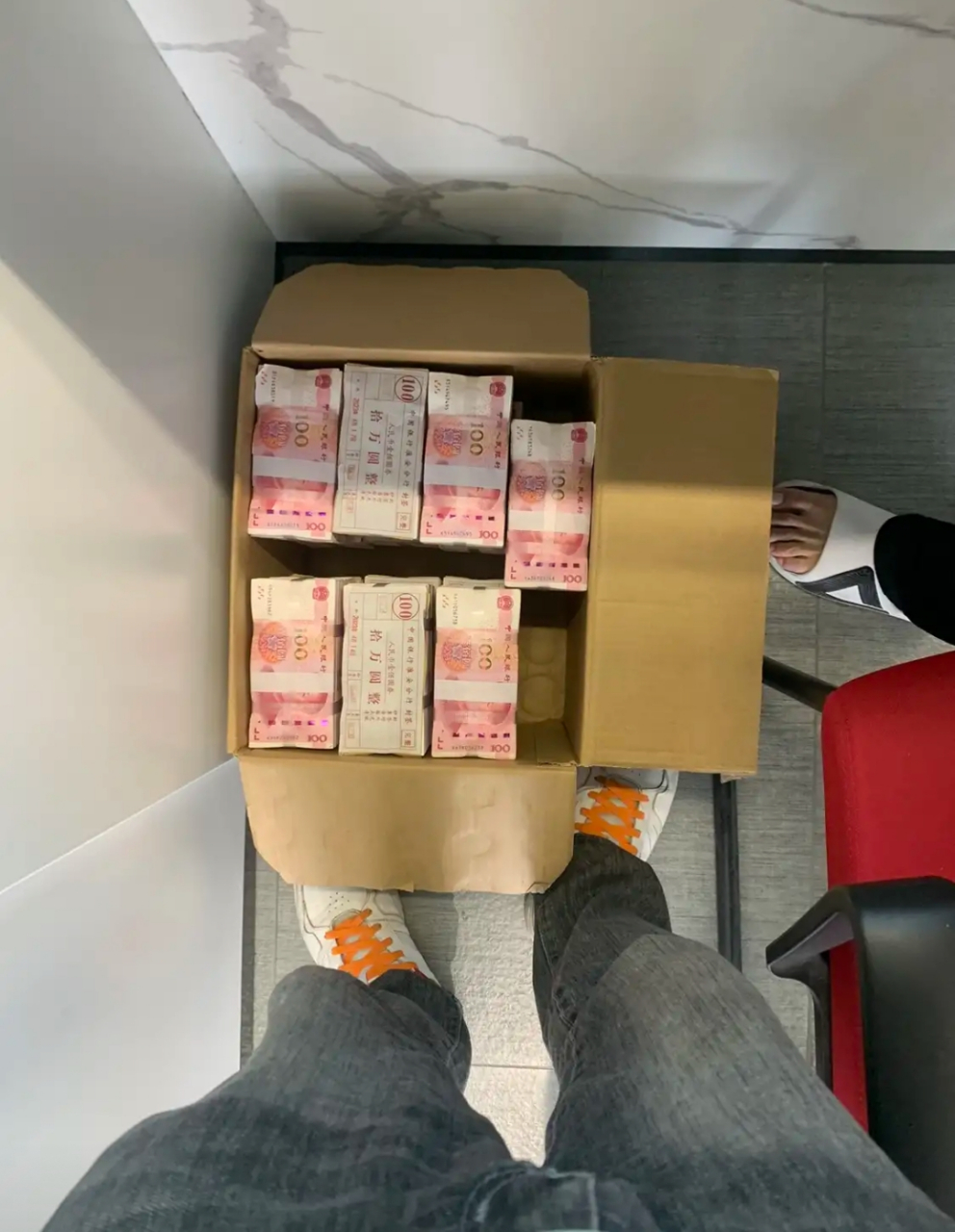 别说给你一千万现金,就是一百万现金我都搬着费劲[笑哭]