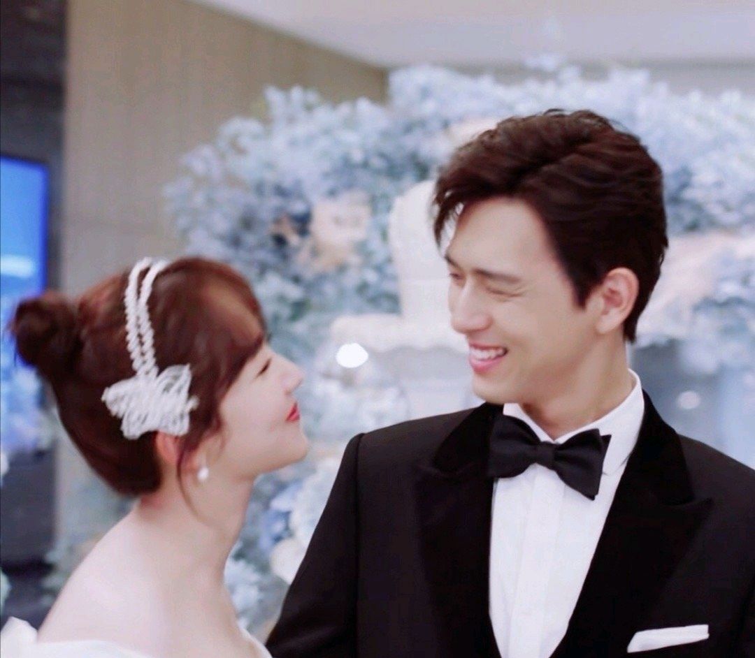 赵丽颖李现杨紫同台领奖,童颜夫妇甜蜜对视,赵丽颖却成电灯泡