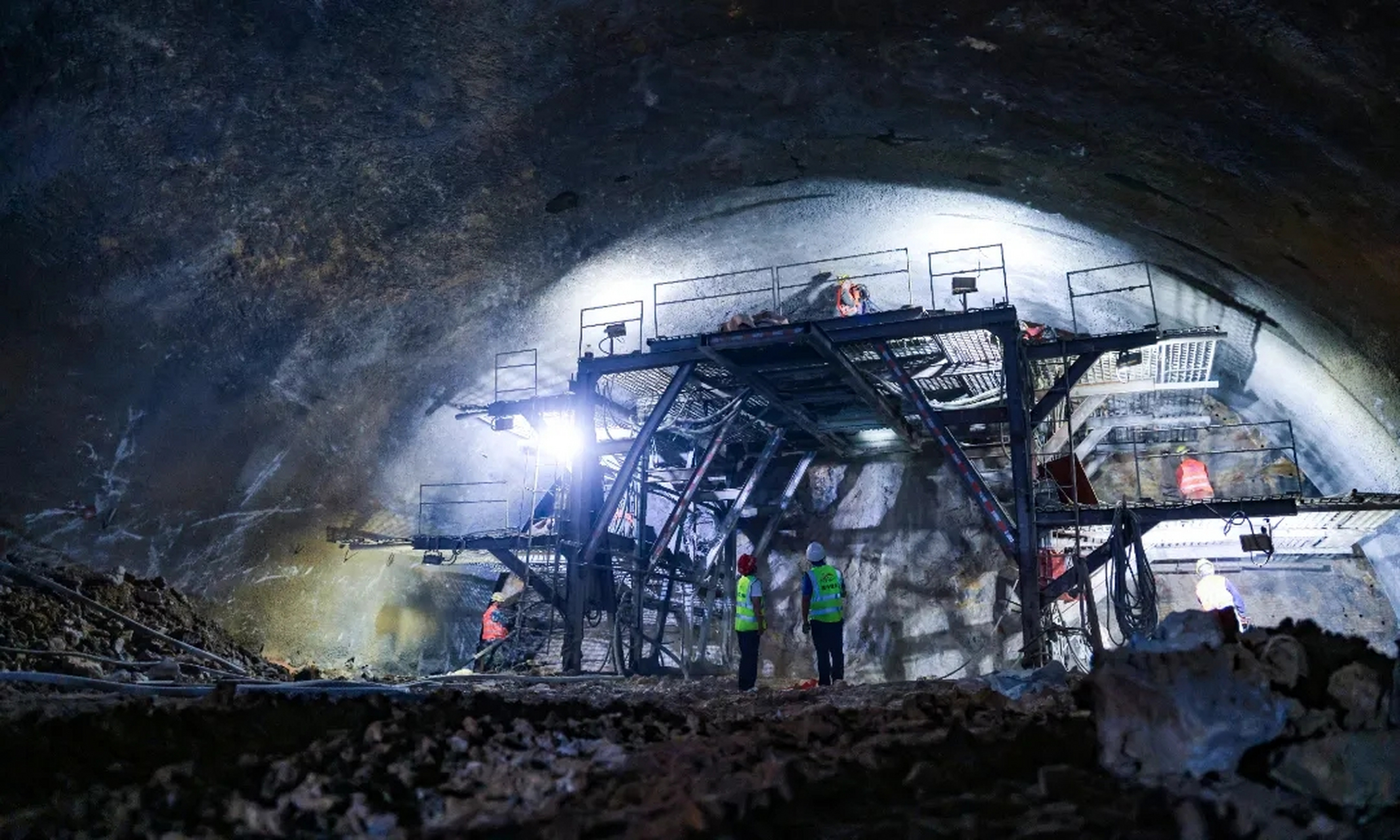 重庆陶家隧道累计完成总工程量的35%,正在加快推进隧道掘进工作,其中