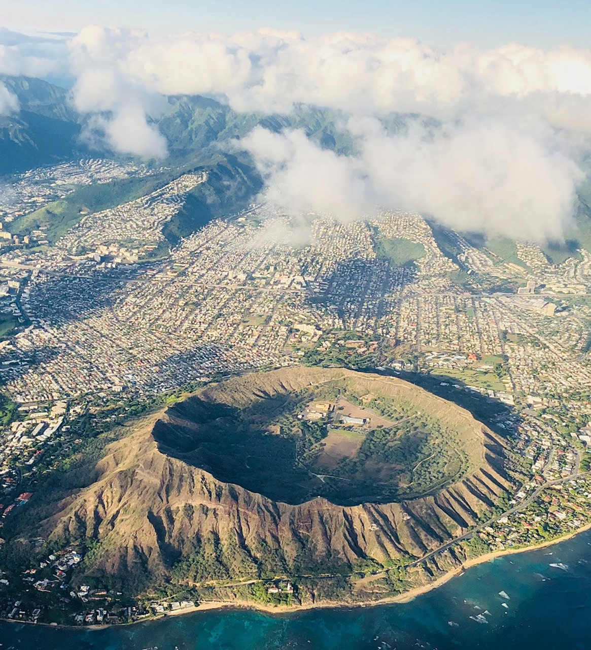 夏威夷群岛位于太平洋几乎正中部位置,具有重要的战略地位,1959年成为