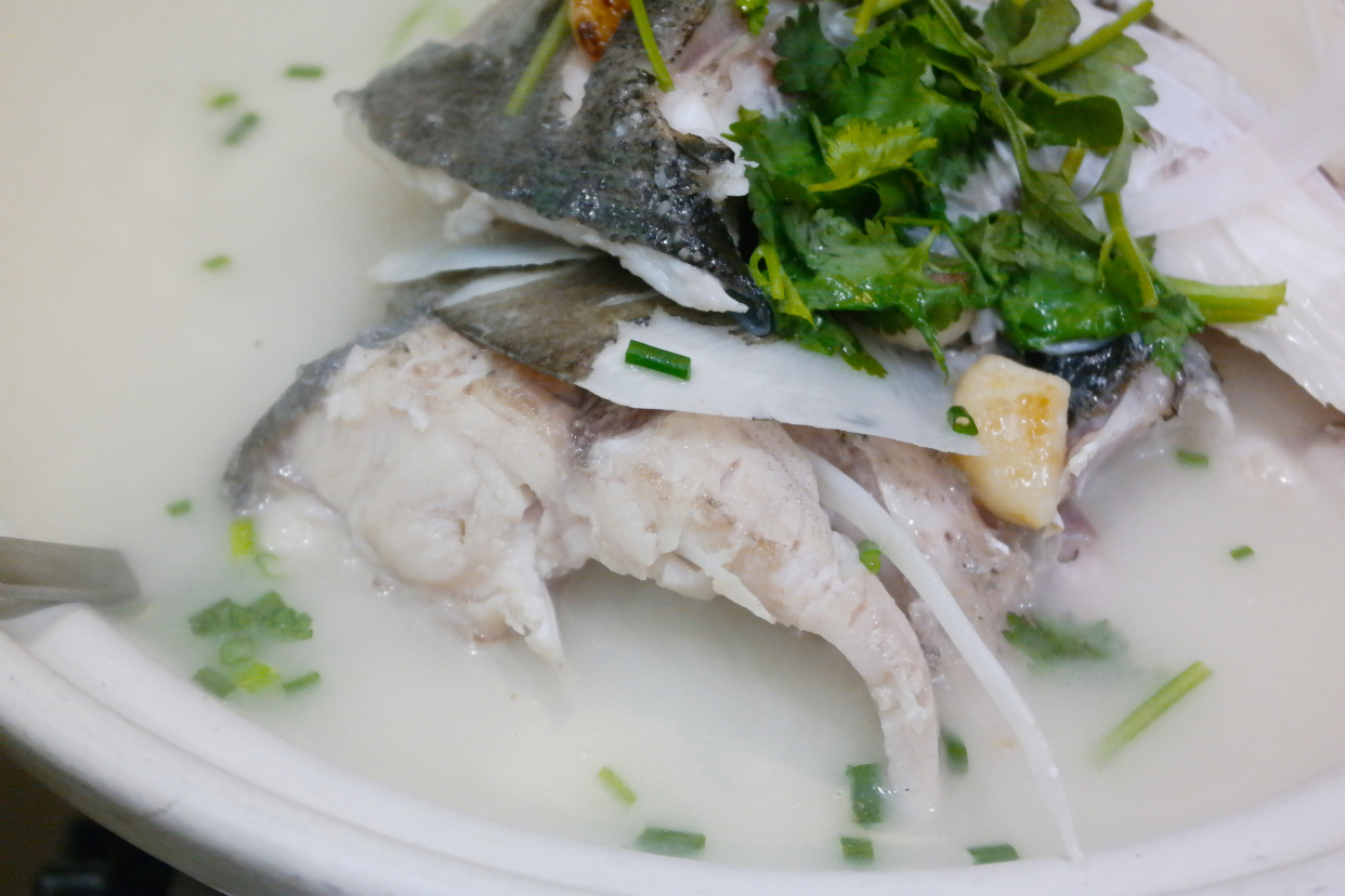 到信阳觅食到了南湾鱼,这道清明菜土鸡蛋炒地菜也大受好评!