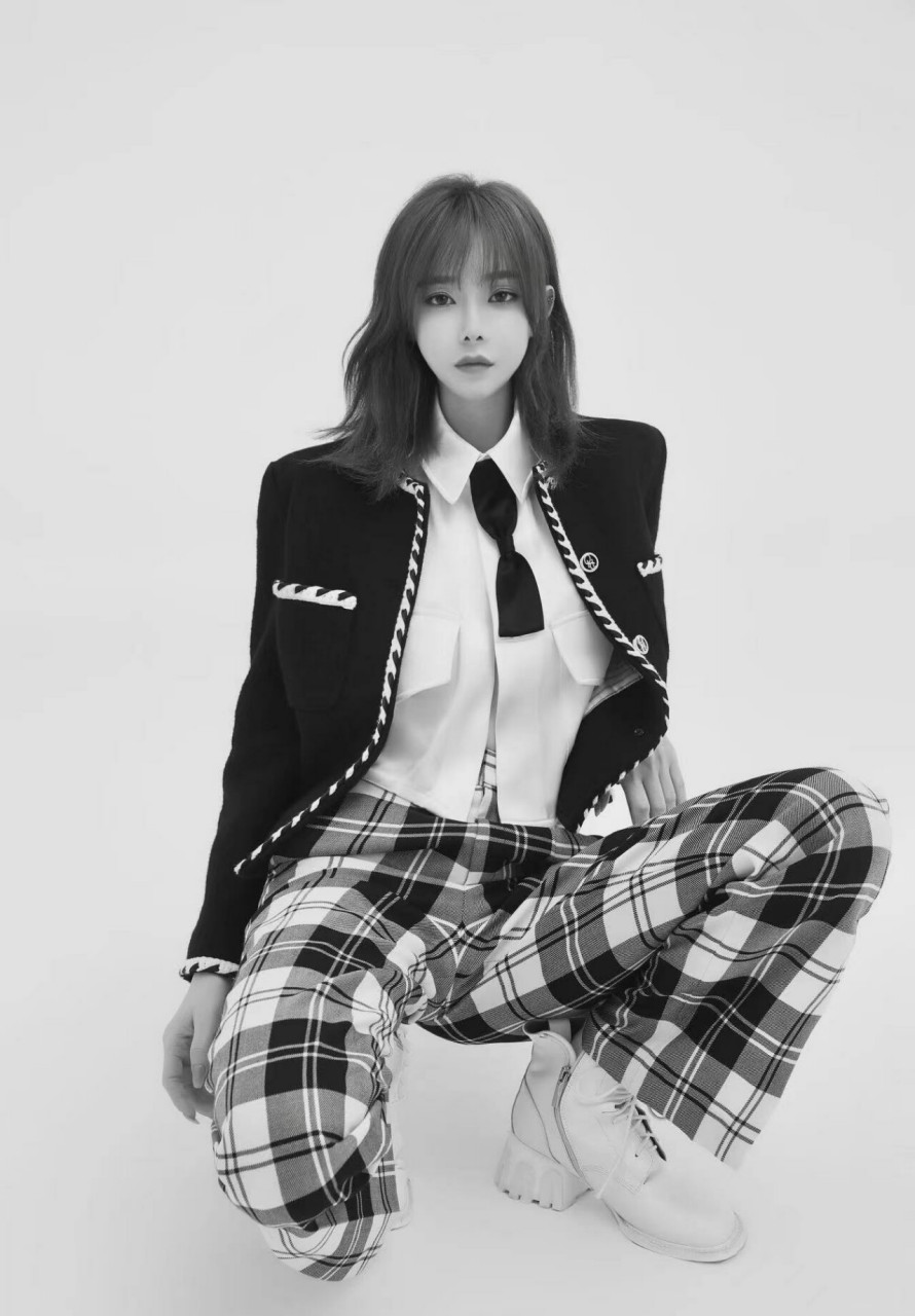 25日,吴亦凡一审判决后,林西娅转发八年前微博,曾发文说:"事实总会有