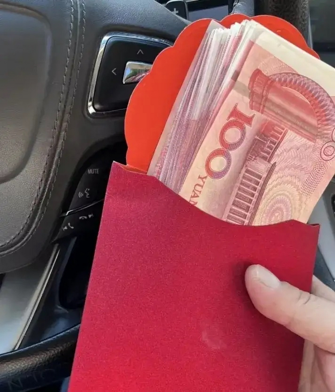 这两个老员工在公司干了8年,随着年龄增加,手脚也