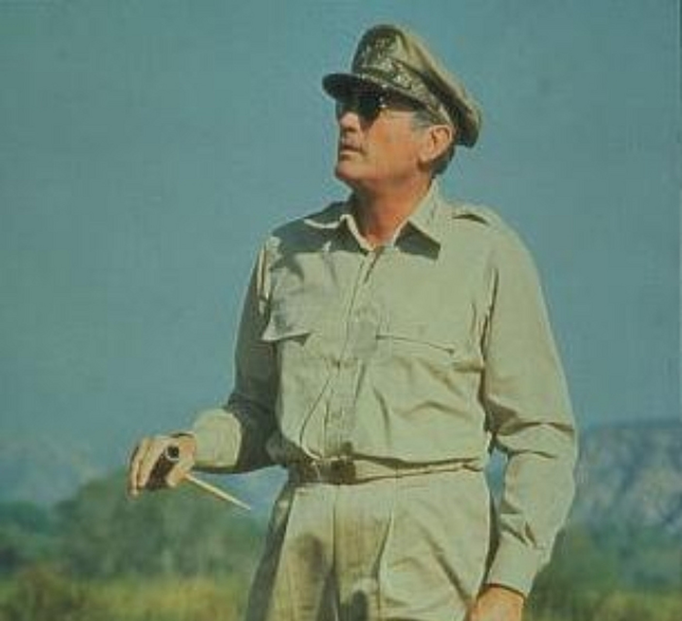 抗美援朝战争前,美国五星上将麦克阿瑟说中国人民志愿军连鸭绿江都