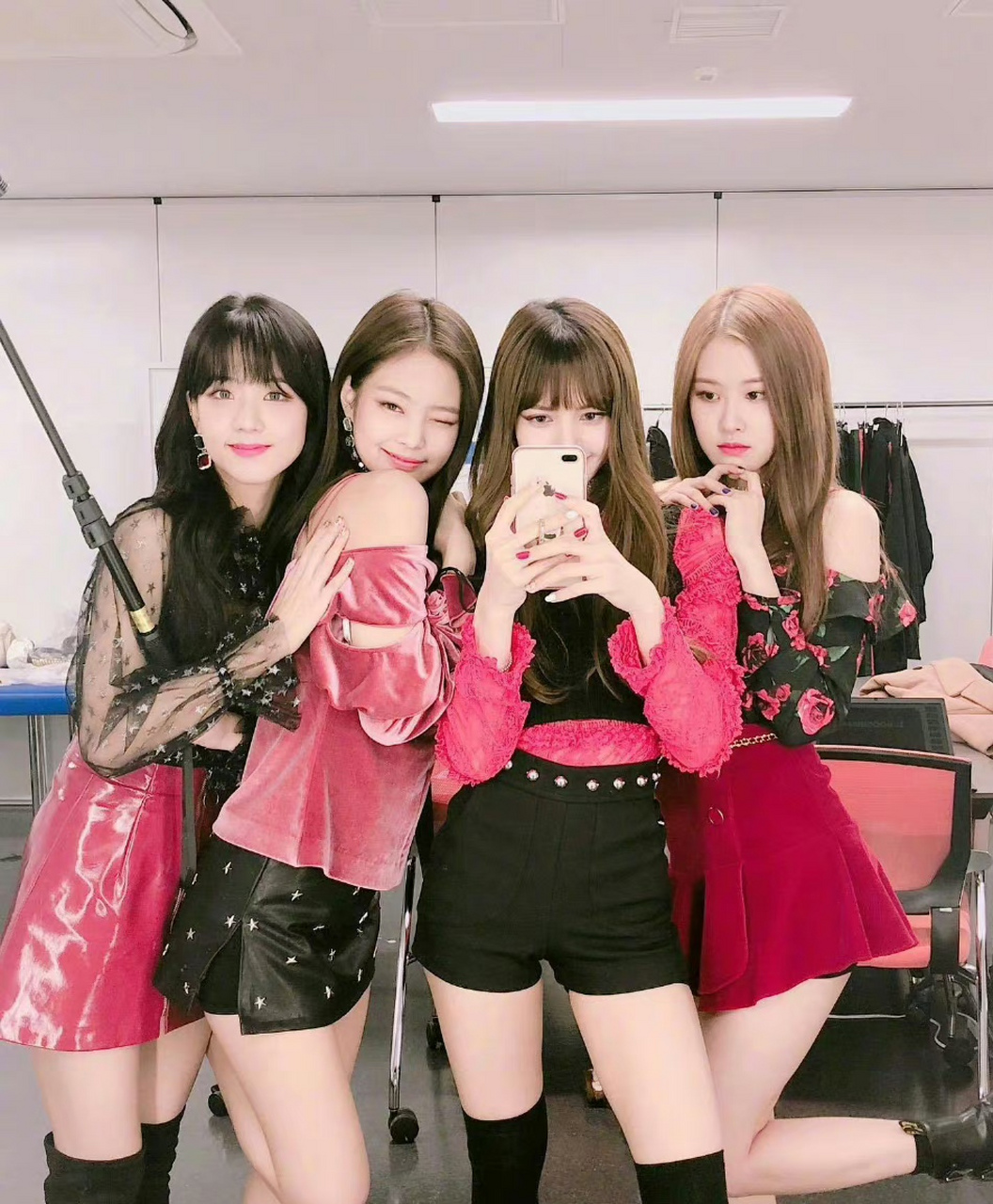 网传blackpink成员jennie,朴彩英,金智秀都会去看lisa的疯马秀表演!