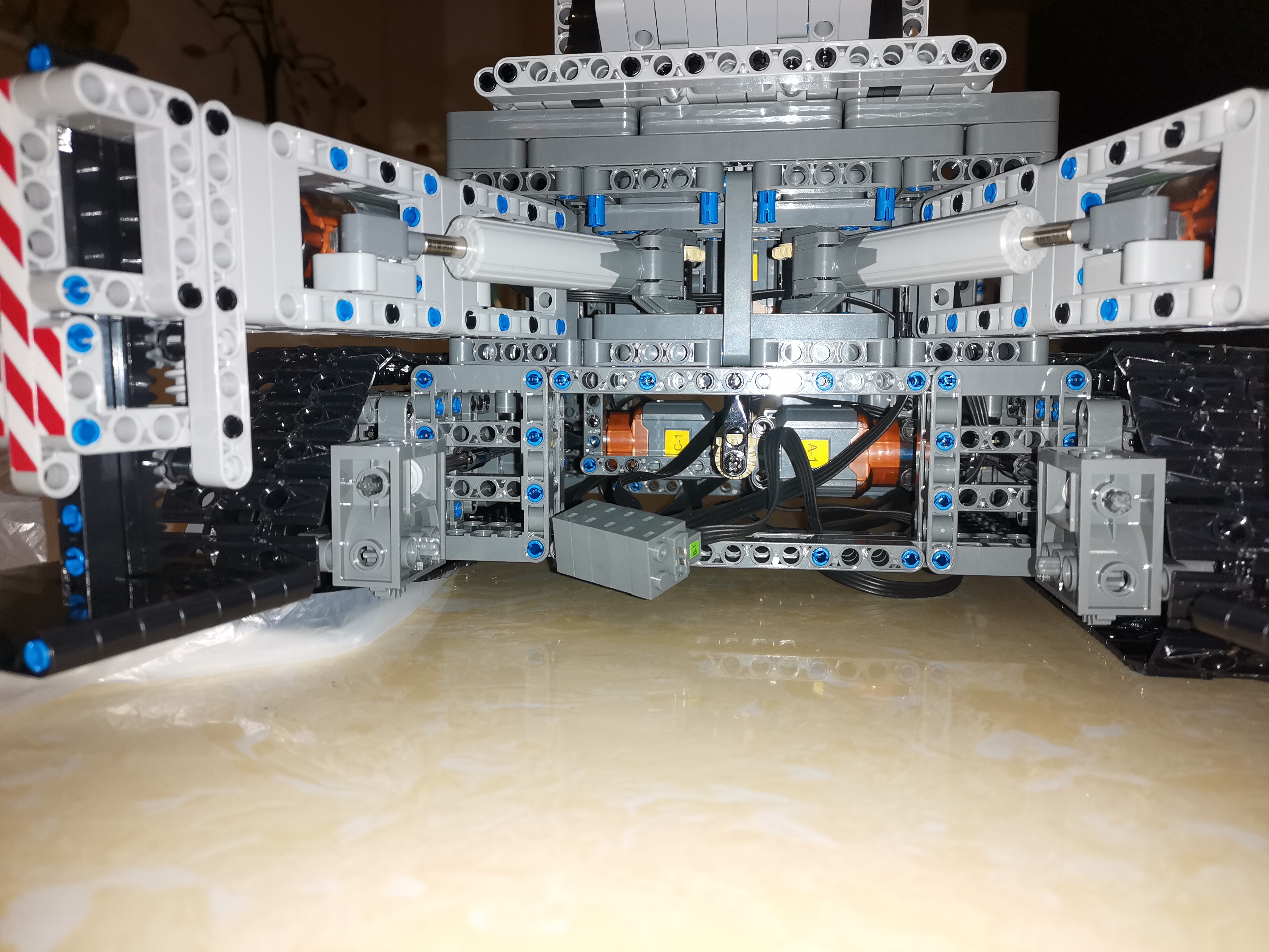 宇星利勃海尔11200履带吊