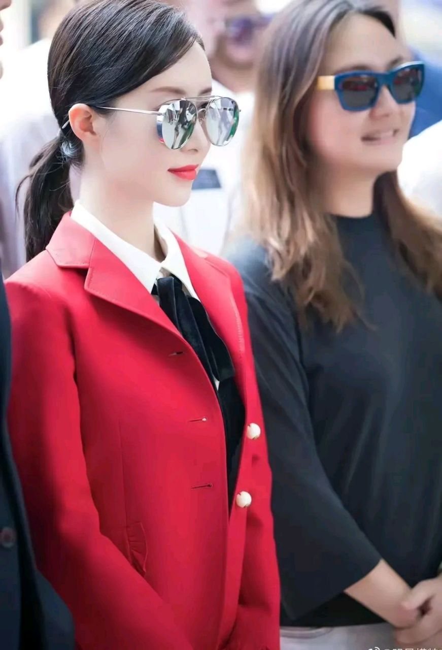 舒畅[心]大红西装十分辣眼[good]大方干练 大气稳重[鲜花][鲜花][鲜花