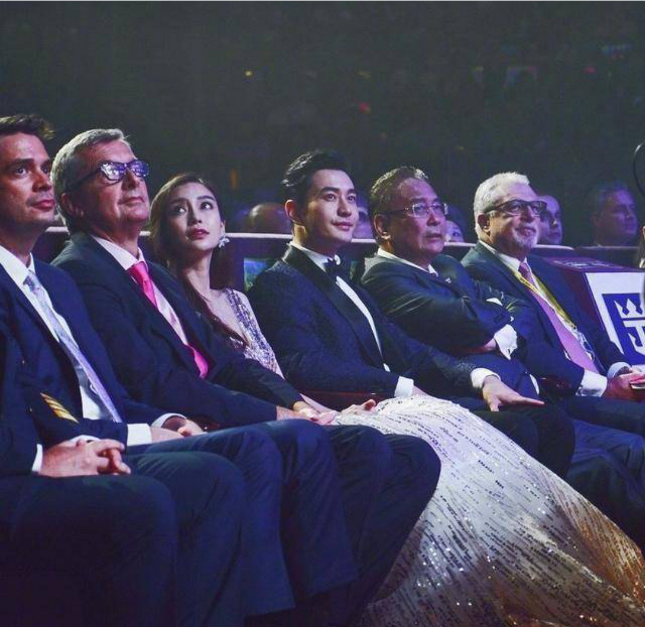 再看黄晓明为杨颖提裙摆的照片,只能感叹今时不同往日,失去了婚姻的