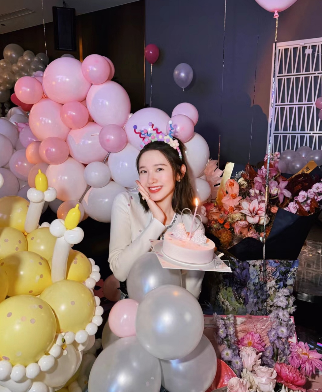 唐艺昕36岁生日被鲜花气球环绕,手捧3699粉色天鹅蛋糕出镜,歪着头甜笑