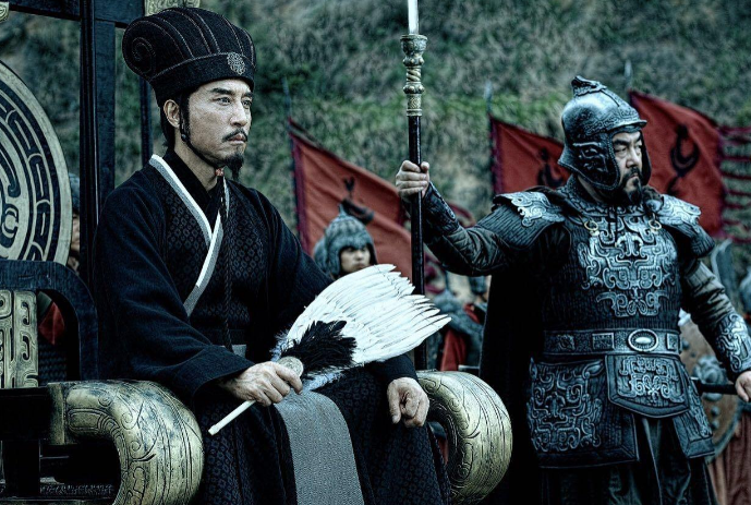 古代打仗两军对战,第一排士兵最不安全,为什么大家却争着去前排