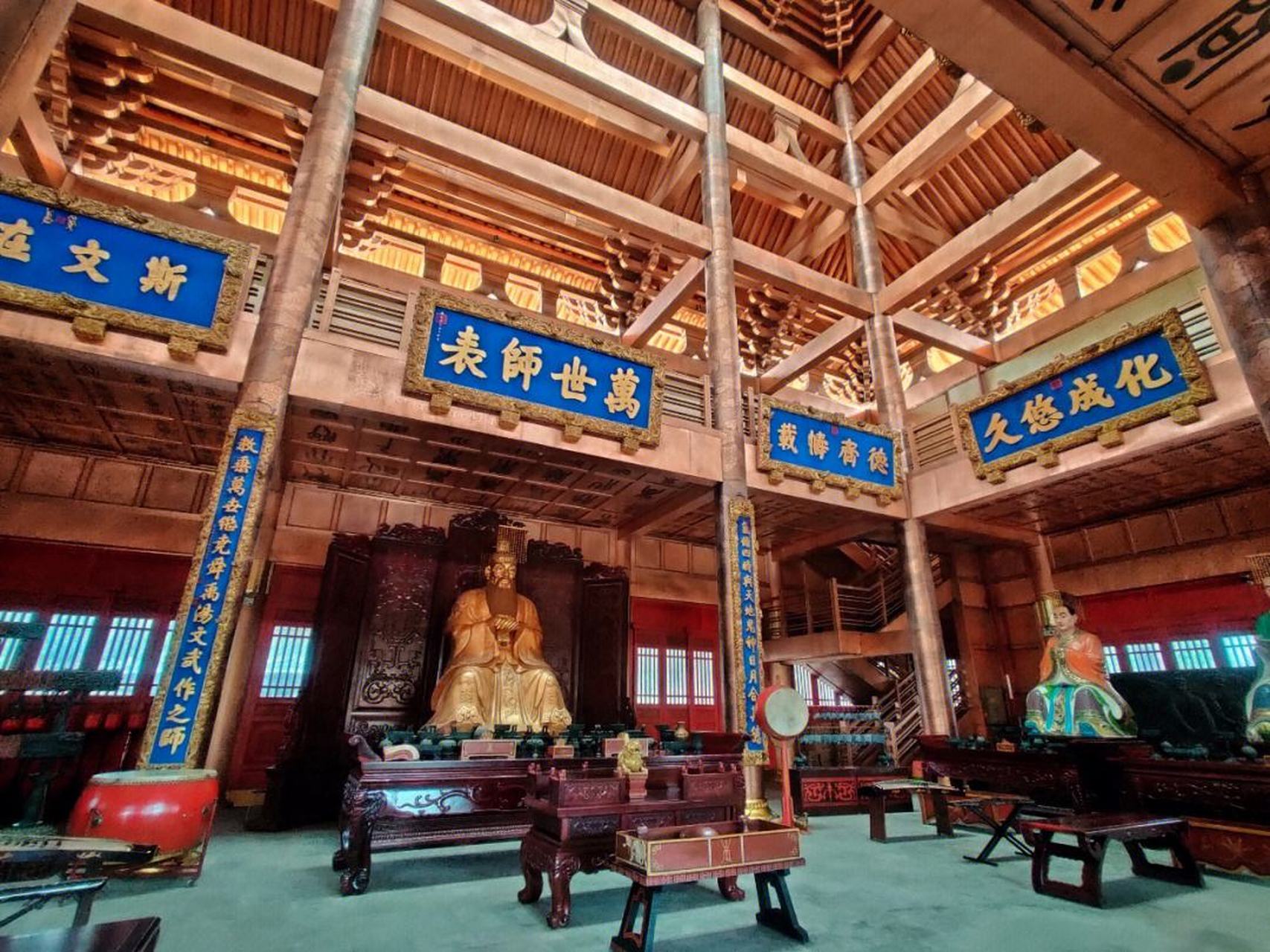 重建的柳州文庙,涅槃重生,依山临水,背靠东南方的登台山,由大成门