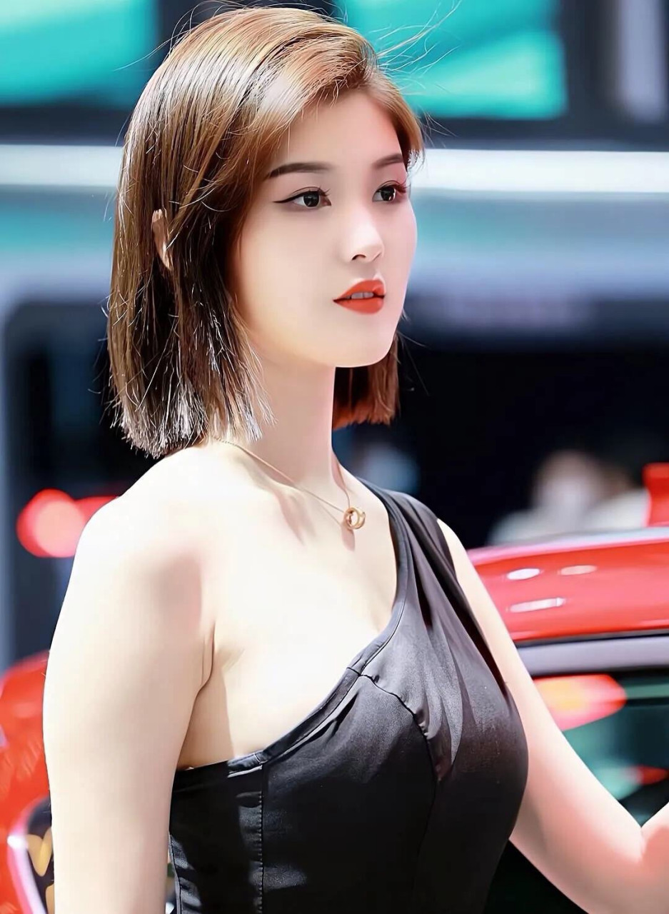 全网爆火最美车模——程儿.