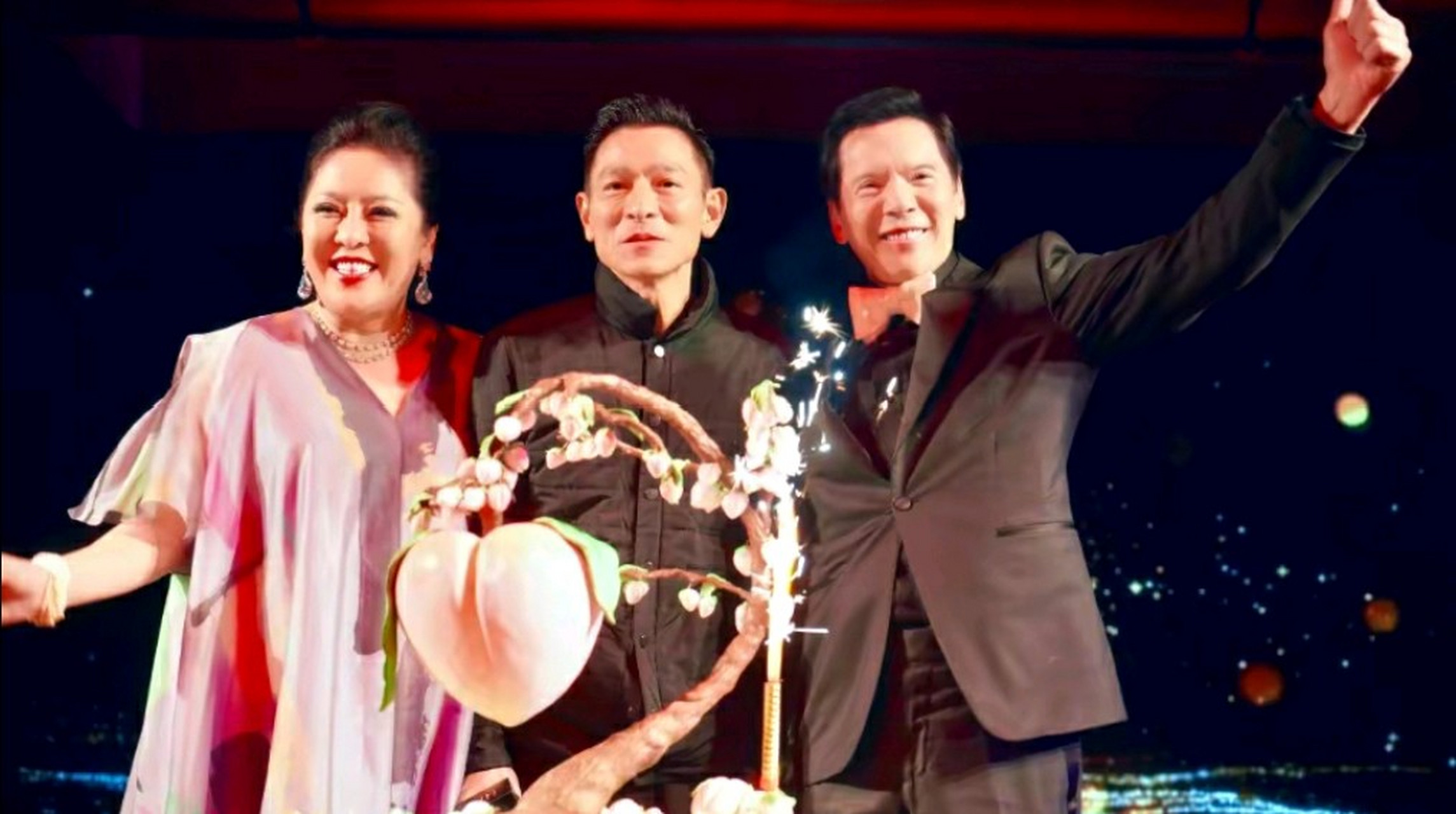 向华强生日晚会现场星光熠熠,你能想到的人都来了 12月16日,是向华强