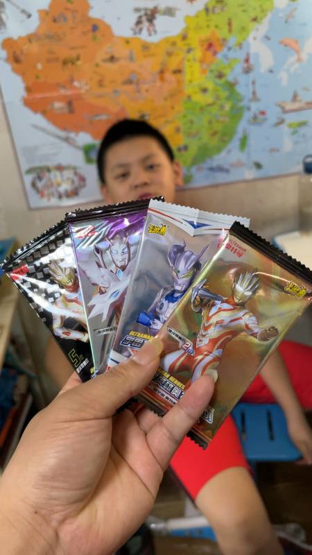 小翔同学捡奥特曼卡片图片