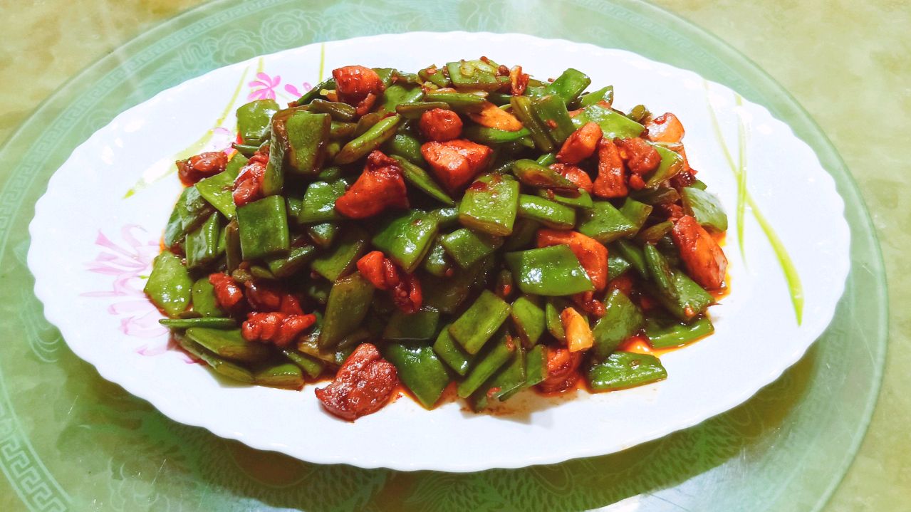 用鸡腿肉来干煸这道菜,实在太香了,一个人吃了一大盘